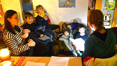 Gespannt lauschen die Kinder den Erzählungen von Agnes Strobl, vom Bücherei-Team, über die Abenteuer, die die Spinne Karl-Heinz und Fliege Bisy zusammen erleben.  (Bild: Fritz Dietl )