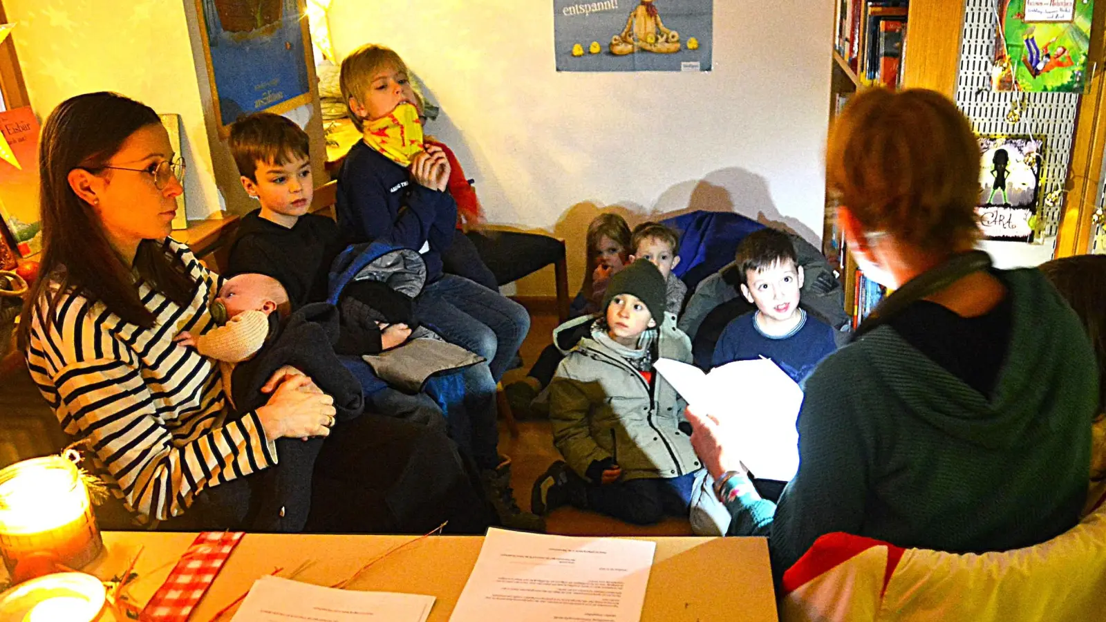 Gespannt lauschen die Kinder den Erzählungen von Agnes Strobl, vom Bücherei-Team, über die Abenteuer, die die Spinne Karl-Heinz und Fliege Bisy zusammen erleben.  (Bild: Fritz Dietl )