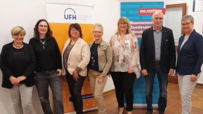 Vorstandsteam Scharl Sabine, Seitz Tanja, Blödt Maria, Lutter Heike, ehem. Vorsitzende Andrea Seitz, Kreishandwerksmeister Dietmar Lenk, Landesvorsitzende der Unternehmerfrauen Claudia Beil. (Bild: Sabine Falk)