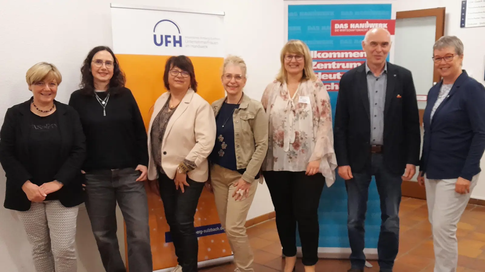 Vorstandsteam Scharl Sabine, Seitz Tanja, Blödt Maria, Lutter Heike, ehem. Vorsitzende Andrea Seitz, Kreishandwerksmeister Dietmar Lenk, Landesvorsitzende der Unternehmerfrauen Claudia Beil. (Bild: Sabine Falk)