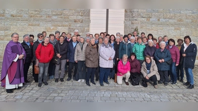 Gruppenbild vor der Hauskapelle in Johannisthal mit Direktor Manfred Strigl. (Bild: Anita Hartmann)