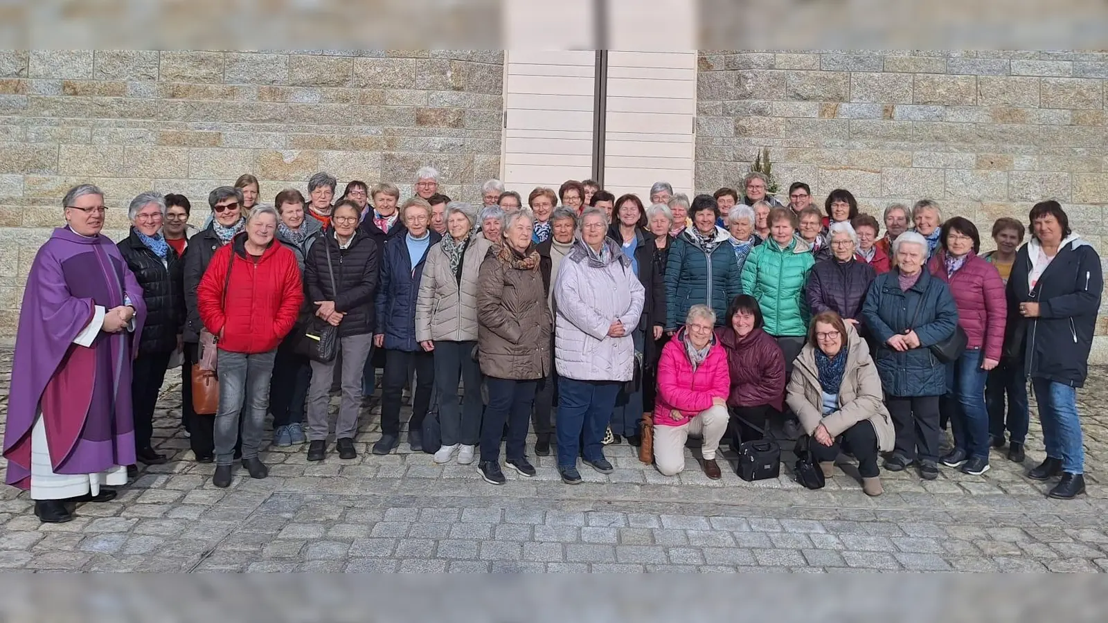 Gruppenbild vor der Hauskapelle in Johannisthal mit Direktor Manfred Strigl. (Bild: Anita Hartmann)