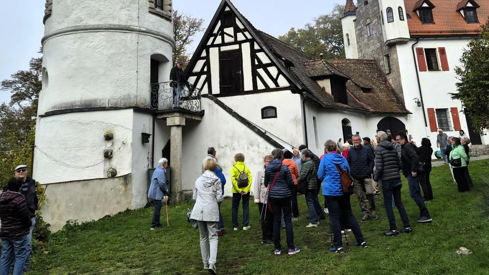 Schloss Neidstein: Zum Auftakt der sechsten KulTourAS-Landkreistour öffnete der Schlossherr persönlich die Pforten und ermöglichte der Gruppe einen Blick auf das geschichtsträchtige Anwesen. (Bild: Walter Heldrich)