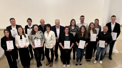 Die Besten ihres Jahrgangs am Beruflichen Schulzentrum Sulzbach-Rosenberg mit Kreishandwerksmeister Dietmar Lenk, Studiendirektorin Claudia Hanft und Landrat Richard Reisinger (6.,7. und 8. von links).<br><br> (Bild: Christine Hollederer)