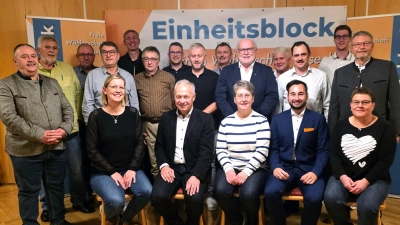 Die neugewählte, verjüngte Vereinsführung der Wählergruppe Einheitsblock Freie Wählerschaft Vilseck mit ihrem Vorsitzenden und Bürgermeisterkandidaten Thorsten Grädler (sitzend, 2.v.l.), dem neuen Vize-Vorsitzenden Dominik Gruber (sitzend, 2.v.r.) und den Ehrengästen Peter Dotzler, (li.) und Hans Martin Grötsch (re.). (Bild: Manuela Merkl)