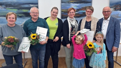 <br>Der Obst- und Gartenbauverein Schirmitz verwertete eigenes Obst und ehrte Bürger für zertifizierte Naturgärten, von links nach rechts Angelika Köhler, Herbert Kick. Michaela Hahn. Maria Treiber, Julia Schwarzmaier-Moises mit Kindern, Albert Nickl. (Bild: Reinhard Kreuzer)