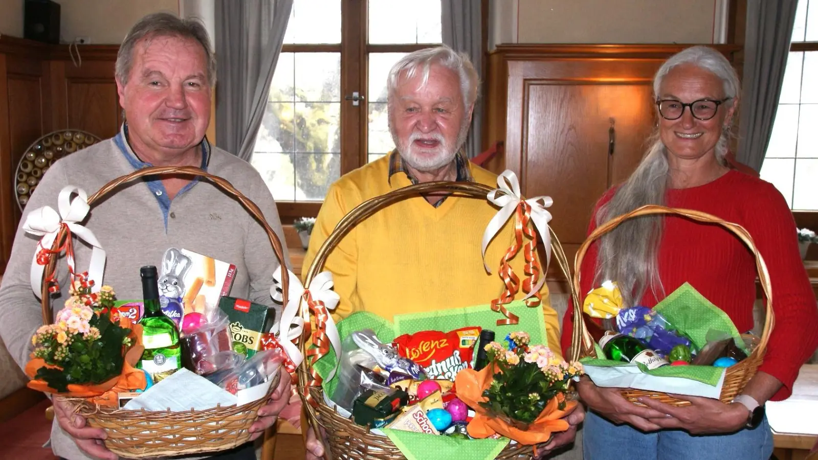 Die Gewinner der Osternester (v. l.): Hans Götz, Waldemar Pirner, Andrea Schröther. (Bild: Peter Domanits )