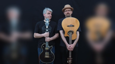 Hubert Treml (rechts) und Robert Prill sinnieren in ihrem Programm „Itsollreith” über die Sonnenseiten des Lebens.  (Bild: Lily Riedenauer)