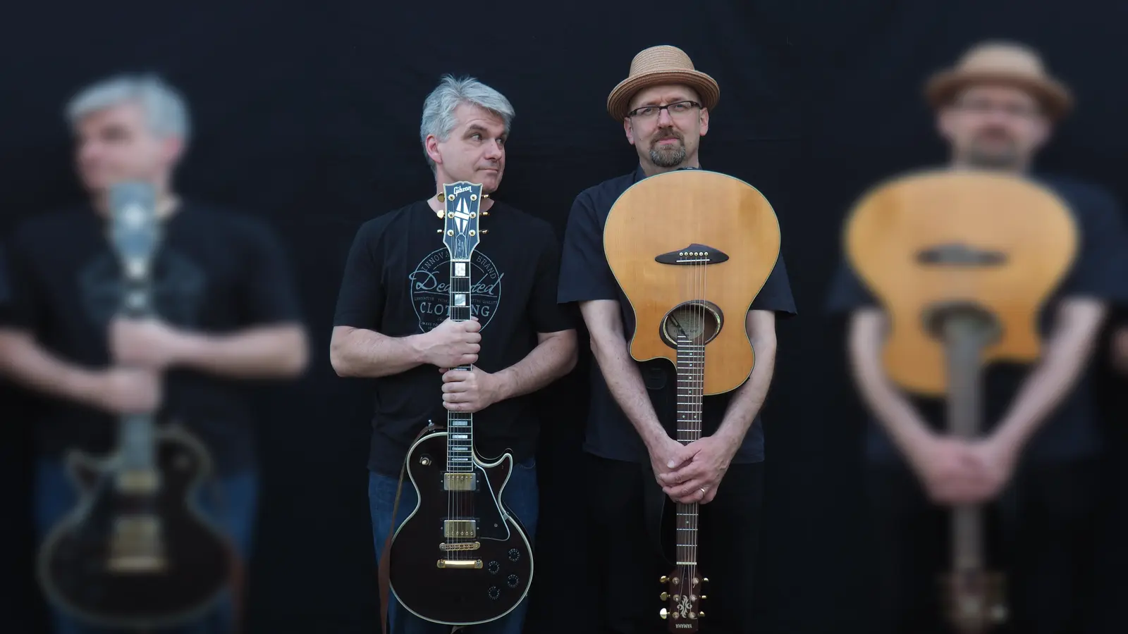 Hubert Treml (rechts) und Robert Prill sinnieren in ihrem Programm „Itsollreith” über die Sonnenseiten des Lebens.  (Bild: Lily Riedenauer)