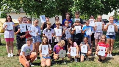 Die 5. Klasse der Mittelschule Schwarzenfeld mit der Workshopleiterin Anne Koch von Plant-for-the-Planet. (Bild: Beate Lobinger)