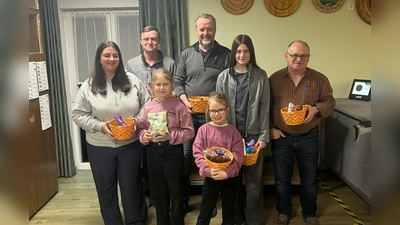 Von li. nach re. 1.Reihe: Eva Lehner, Mia Eckert, Lena Eckert, Jana Stahl, Roland Sandmann. 2. Reihe von li. nach re: 2. Schießleiter Andreas Dirschedl, 1. Schützenmeister Ludwig Kraus.  (Bild: Angelika Stahl)