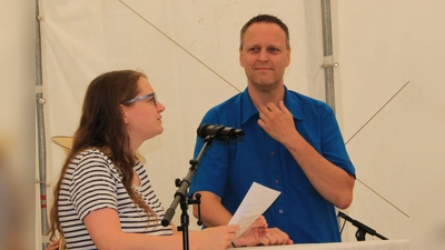 Marina Schönhöfer von der Landeskirchlichen Gemeinschaft Hersbruck stellte eingangs Prediger Daniel Hahn aus Puschendorf den Waldfestbesuchern vor. (Bild: Leonhard Ehras)