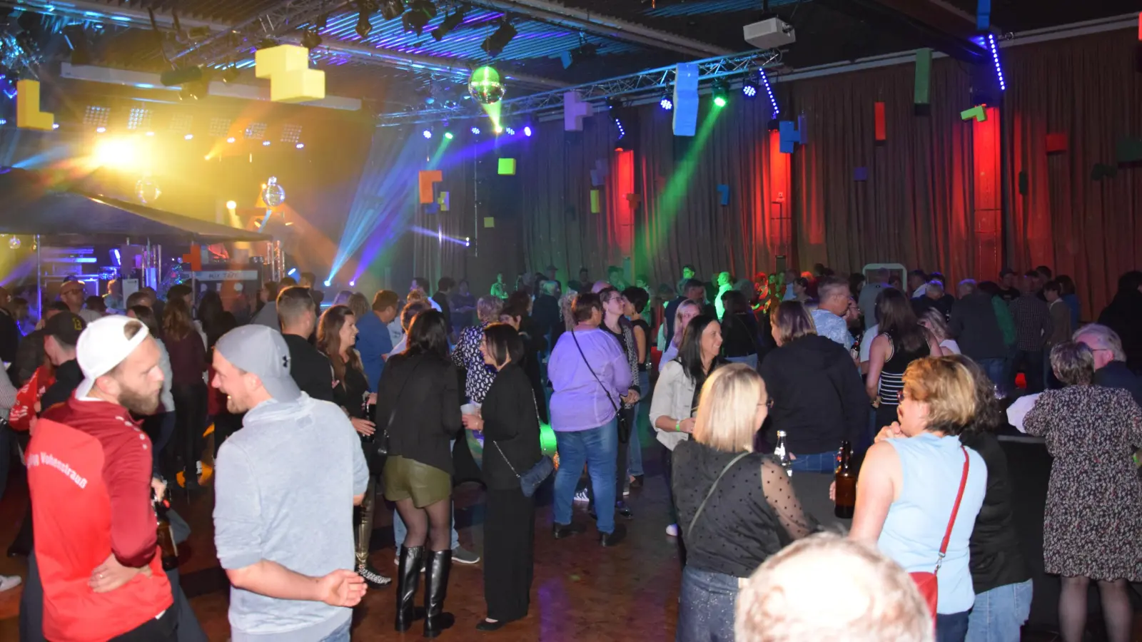 Während die Gäste im gesamten großen Saal die Musik und die gute Stimmung genossen, wurde vor der Bühne fleißig getanzt. (Bild: Tanja Pflaum)
