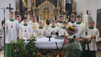 Die Theuerner Ministrantenschar mit dem Jubilar Pfarrer Franz Wiesner und P. Sagayaraj (Bild: Gudrun Bauer)