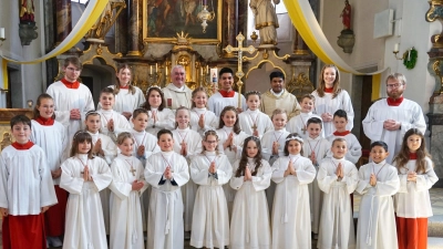 Pfarrer Alfons Kaufmann, Kaplan Chinna Dola, die Kommunionkinder und die Ministranten nach dem feierlichen Gottesdienst zur Heiligen Erstkommunion in Oberviechtach. (Bild: Martin Uschold)