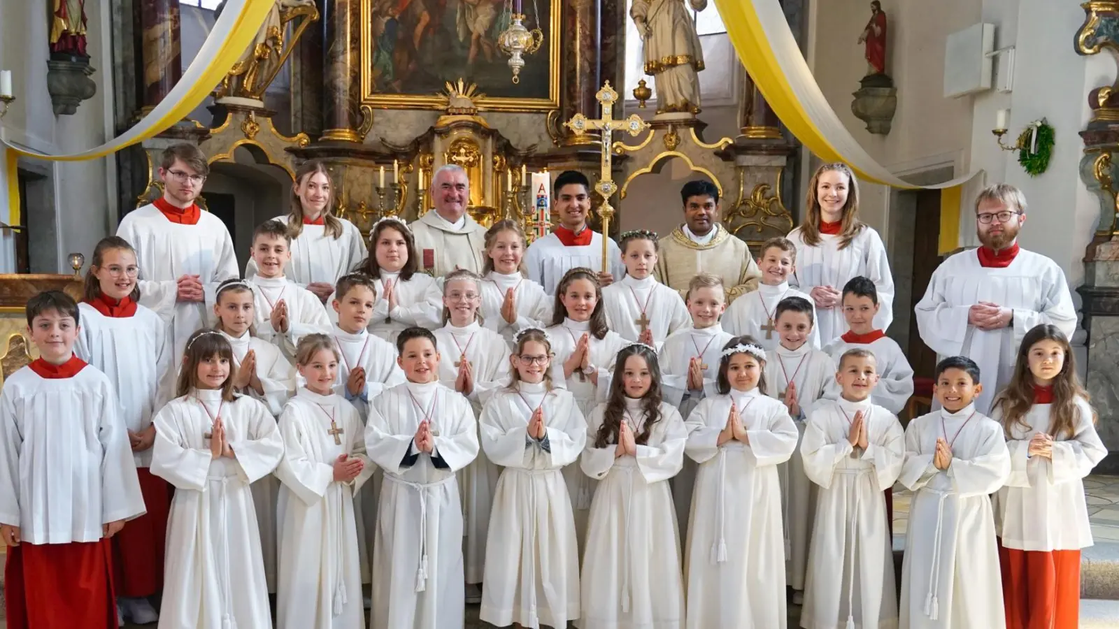 Pfarrer Alfons Kaufmann, Kaplan Chinna Dola, die Kommunionkinder und die Ministranten nach dem feierlichen Gottesdienst zur Heiligen Erstkommunion in Oberviechtach. (Bild: Martin Uschold)