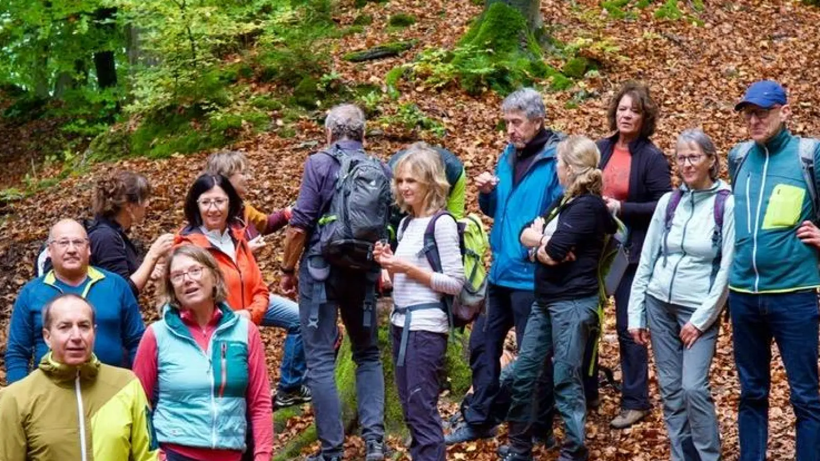 Die Wandergruppe an der Ossingerhütte (Bild: Michael Flierl)