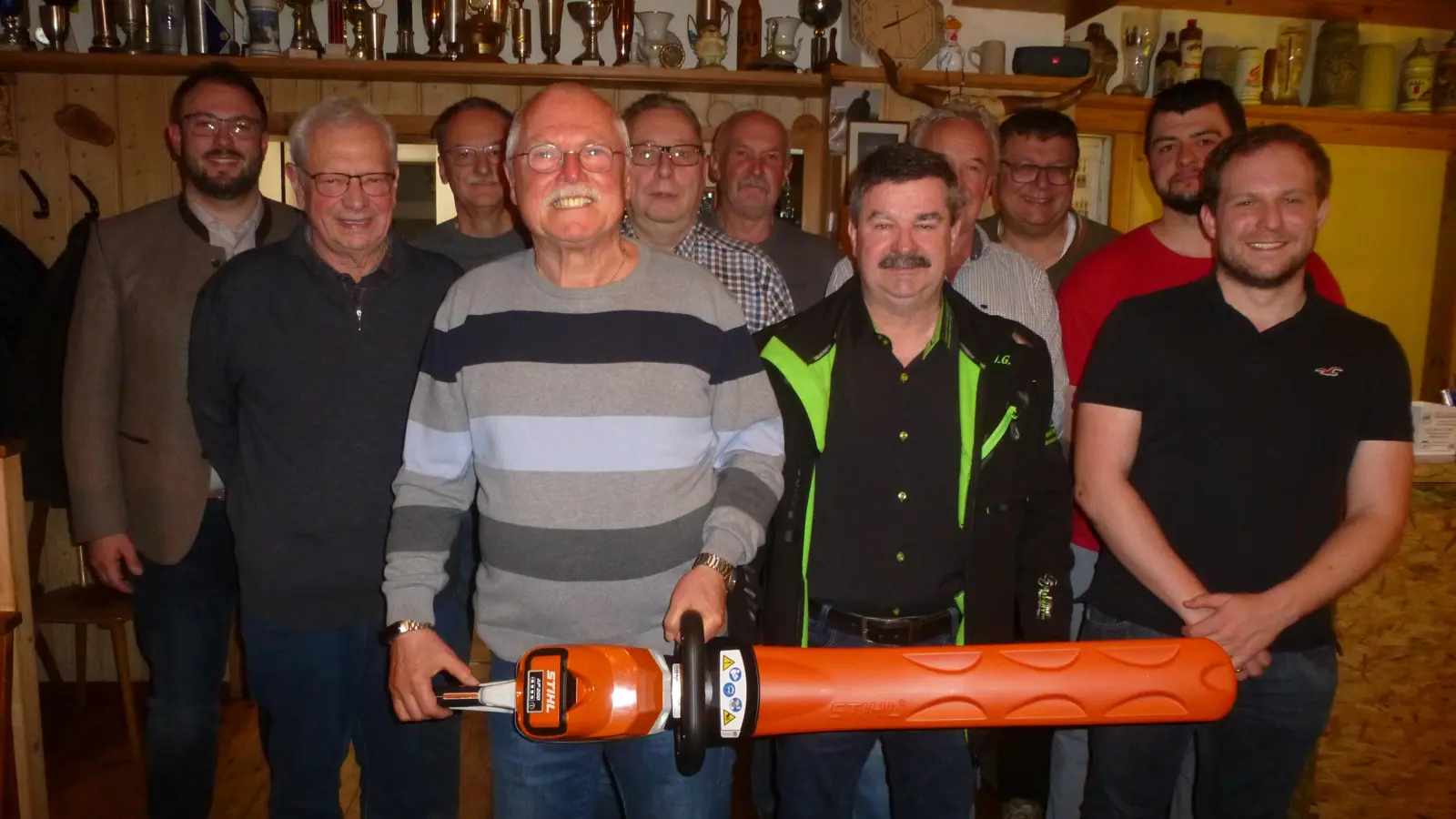 Siedlerchef Georg Schieder hält die neue Akku-Heckenschere mit stellvertretendem Bezirksvorsitzenden Helmut Grünbauer. Mit im Bild das Führungsteam. Ihm gratulierte 2.Bürgermeister Julian Kraus (hinten links). (Bild: Siegfried Bock)