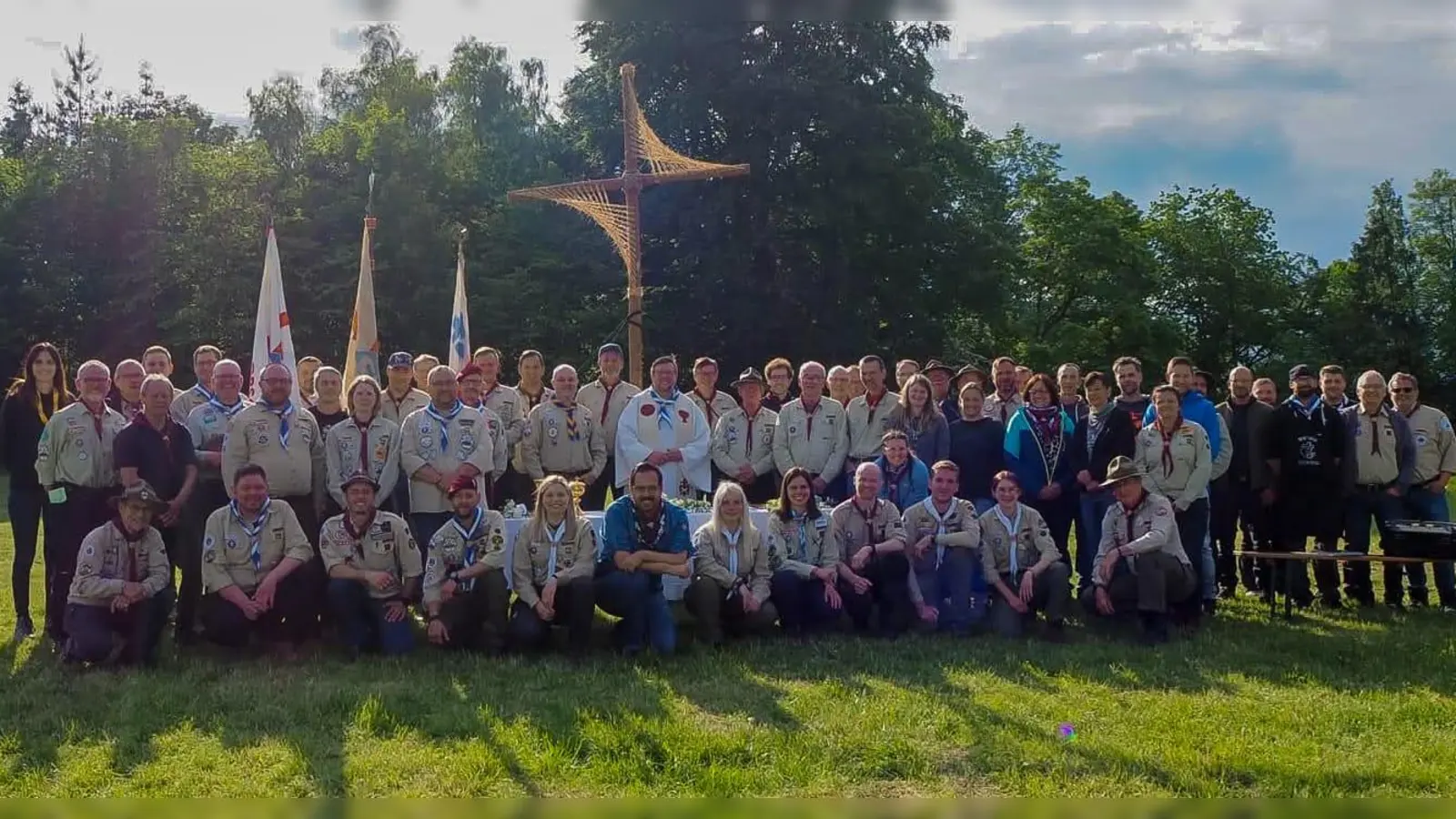 Gemeinsames Gruppenbild nach dem Feldgottesdienst. (Bild: Kim Ruhnau )