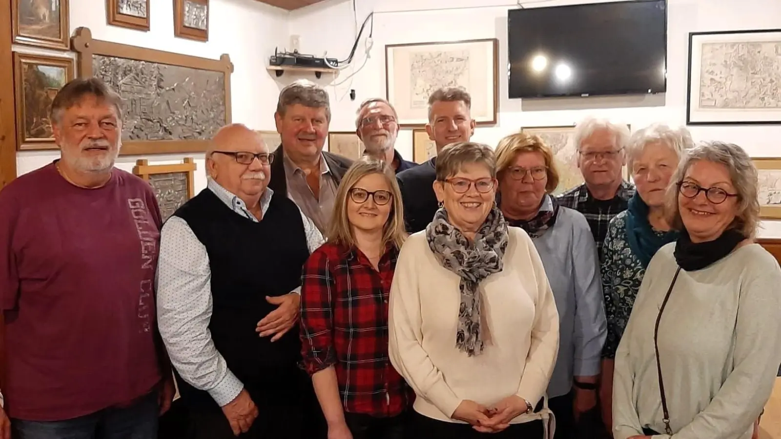 „Never change a winning team!” Das dachten sich wohl die Etzenrichter Laienspieler bei den Neuwahlen an der diesjährigen Jahreshauptversammlung. Maria Smola (vorne Mitte) kann auf ihre Mitstreiter zählen.  (Bild: Maria Smola)