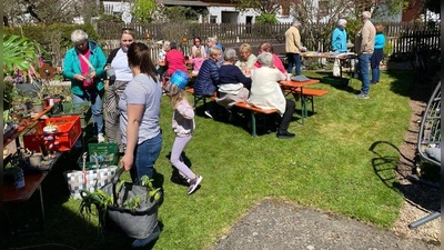 Besucher der Pflanzentauschbörse in Waltrauds Garten  (Bild: Hermann Zenger)