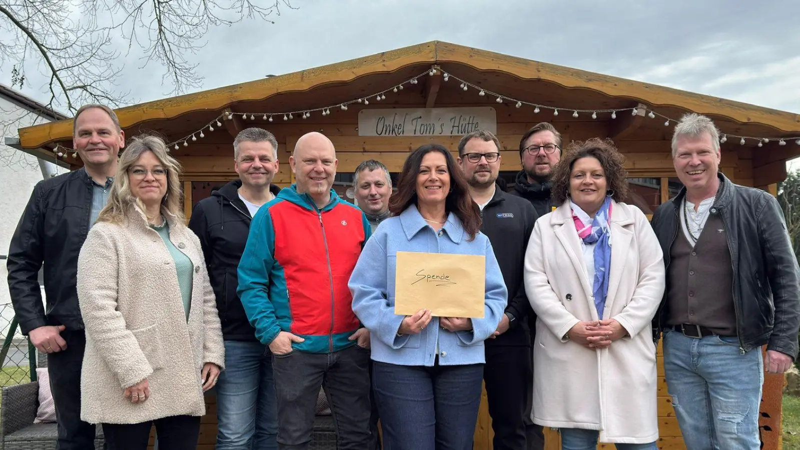 Auf dem Bild zu sehen: ein Teil der Anhänger von Onkel Tom`s Hütte und Frau Claudia Grillmeier (Mitte mit Kuvert) bei der Spendenübergabe. (Bild: Thomas Weiß)