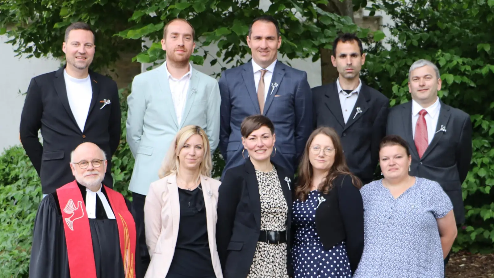 Vor der evang. Kirche St. Stephanus (alphabetisch): Sabrina Biesler, Judith Ilarraza Cruz, Martin Dehling, Florian Herold, Dietmar König, Michaela Lotter, Benjamin Obermeier, Markus Pirner Kathrin Taubmann und Pfarrer Matthias Ahnert. (Bild: Rudi Gruber)