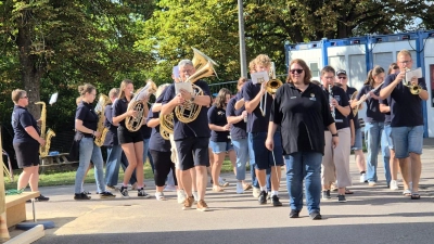 Die Musiker der Werkvolkkapelle Schlicht beim Marschier-Coaching (Bild: Sabine Kredler)