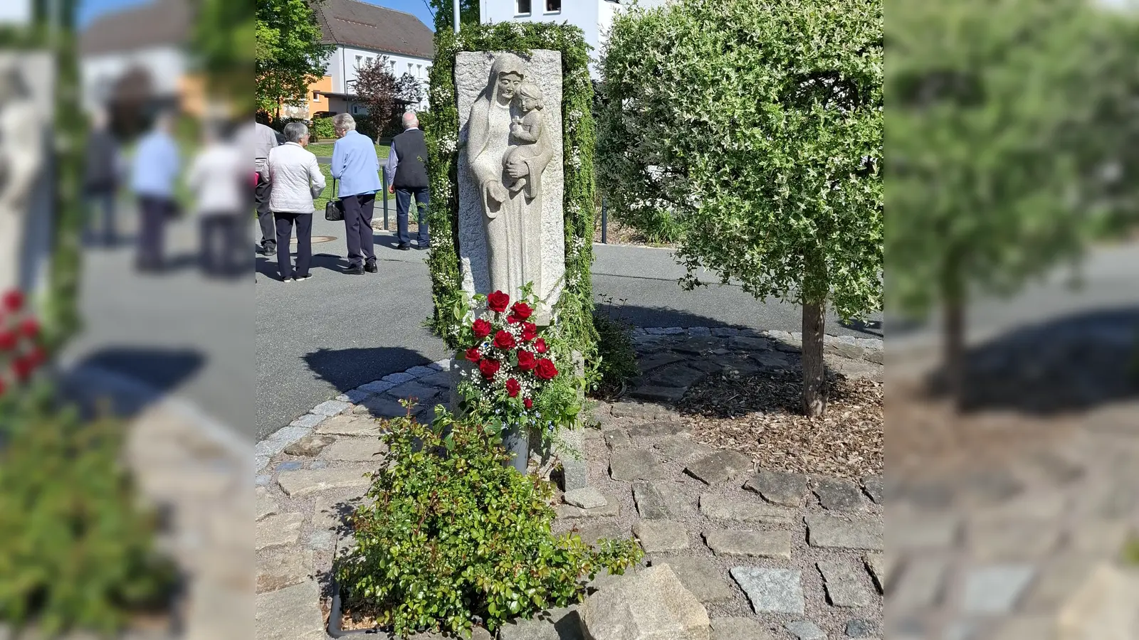Festlich geschmückte Marienstatue vor der Neuen Pfarrkirche, Altenstadt an der Waldnaab.  (Bild: Ernst Wawra)