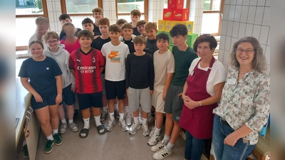 Jutta Forster (AELF), Erika Loos, Referentin, Schülerinnen und Schüler einer achten Klasse des GMG (von rechts). (Bild: Santana Heise)