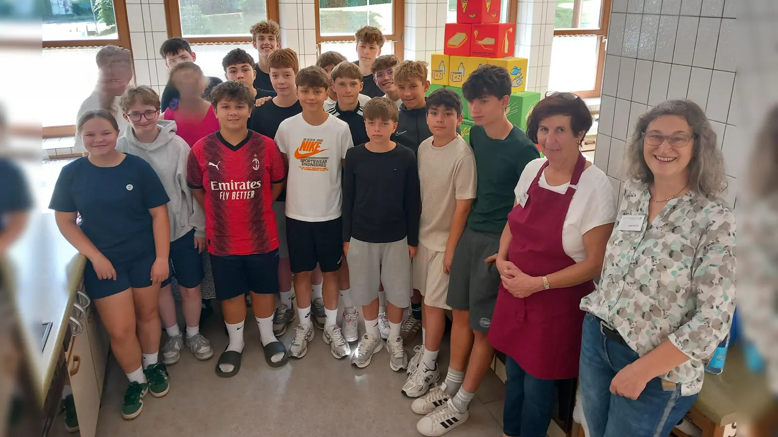 Jutta Forster (AELF), Erika Loos, Referentin, Schülerinnen und Schüler einer achten Klasse des GMG (von rechts). (Bild: Santana Heise)