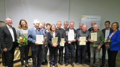 Die Geehrten mit den Gratulanten (Bild: Johann Adam)