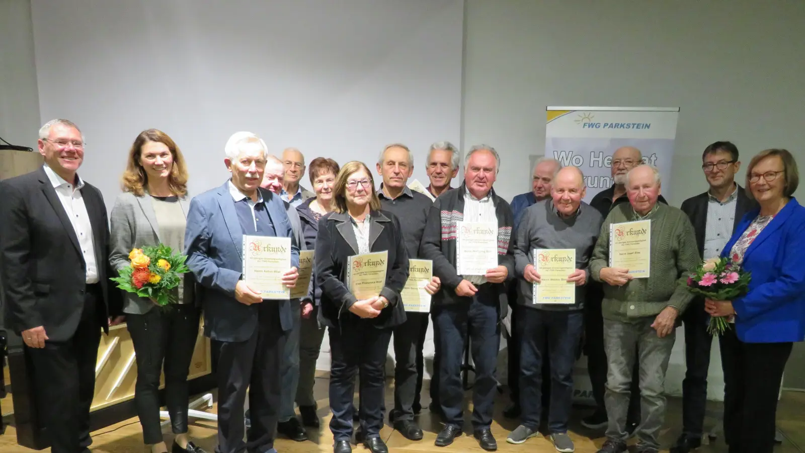 Die Geehrten mit den Gratulanten (Bild: Johann Adam)