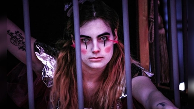 Cora Spalek spielt „Freaky Vierbein“, einen Mensch mit vier Beinen. (Bild: Freya Fehse/exb)
