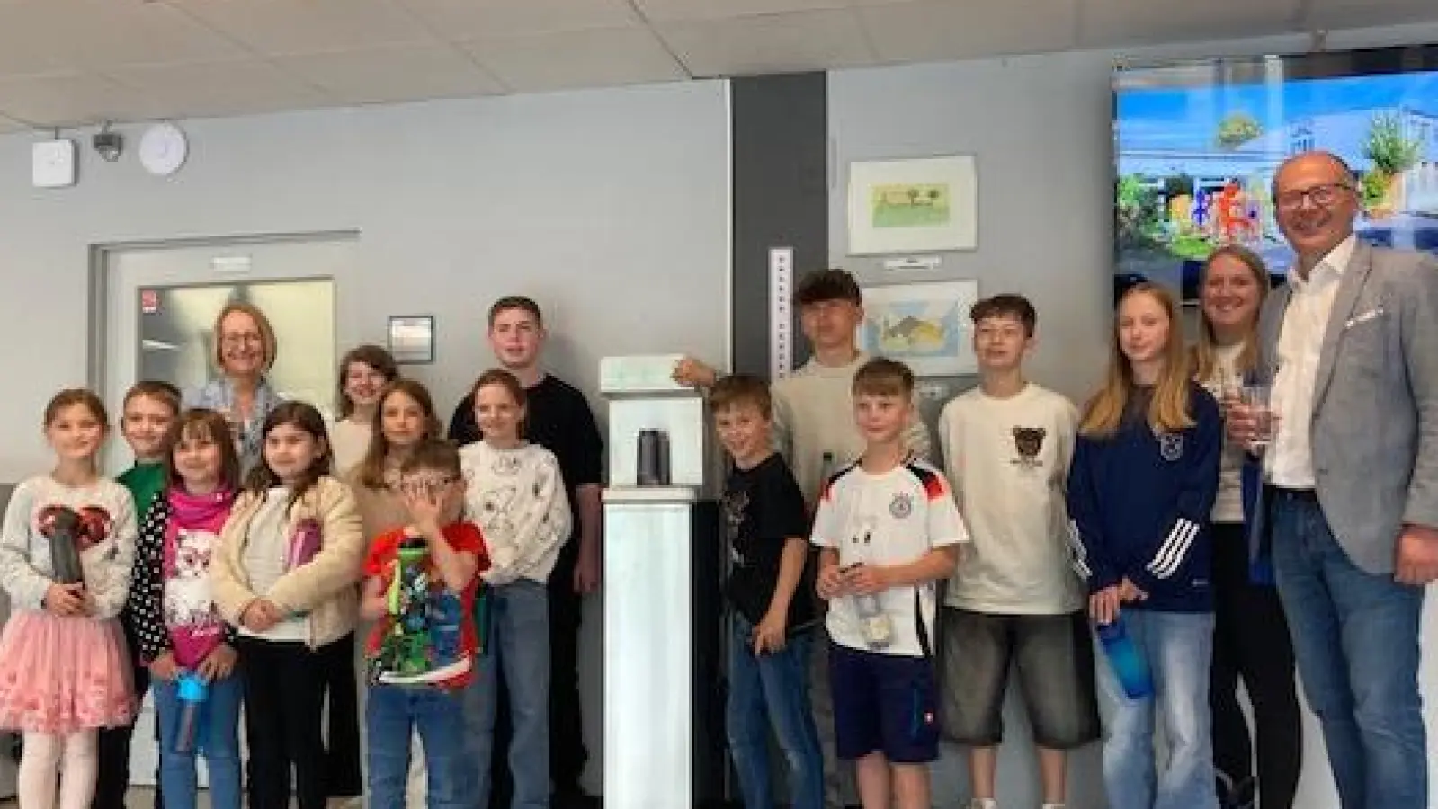 Bürgermeister Roman Schäffler überzeugte sich mit den Klassensprecherinnen und Klassensprechern von der Qualität des Wassers. (Bild: Magdalena Reger)