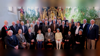 35 Jubelkonfirmanden feierten in ihrer Heimatkirche St. Johannes Baptista mit Pfarrer Wilfried Römischer den Festgottesdienst. (Bild: Fred Lehner)