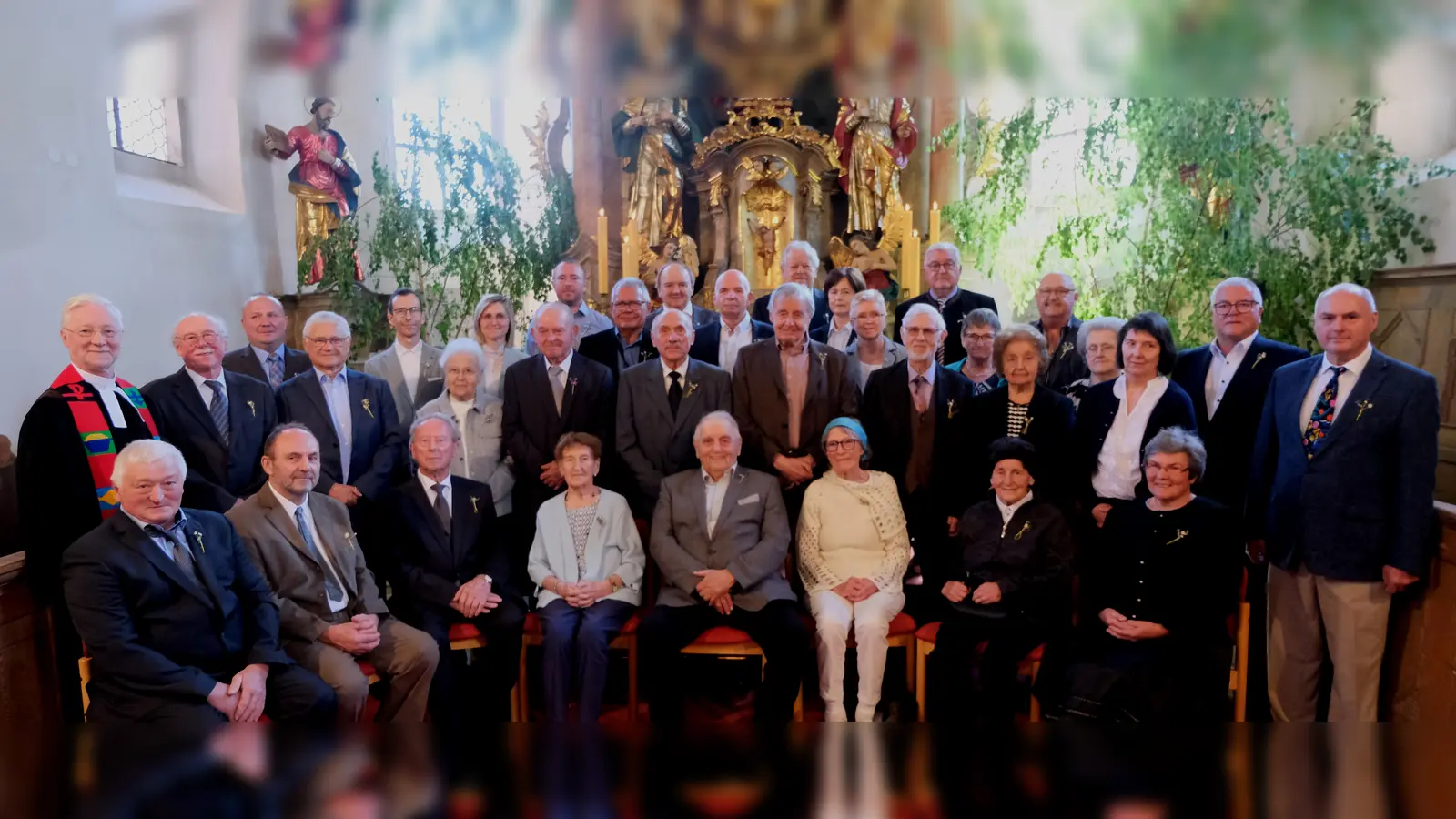 35 Jubelkonfirmanden feierten in ihrer Heimatkirche St. Johannes Baptista mit Pfarrer Wilfried Römischer den Festgottesdienst. (Bild: Fred Lehner)