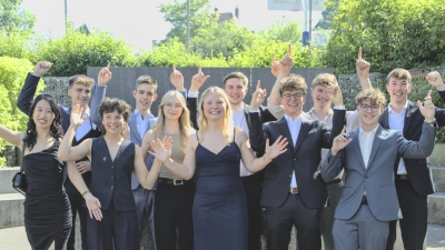 Die Besten des GMG-Abiturjahrgangs 2026 (v.l.n.r.): Lina Wu, Christian Zeitler, Theresa Auer, Noah Fleischmann, Lena Mayer, Marlene Denz, Lennart Kohl, Felix Scharf, Kilian Dotzler, Angelo Stöckl, Philipp Madl; nicht im Bild: Vanessa Lehner, Arian Miftaraj. (Bild: Christoph Traub)