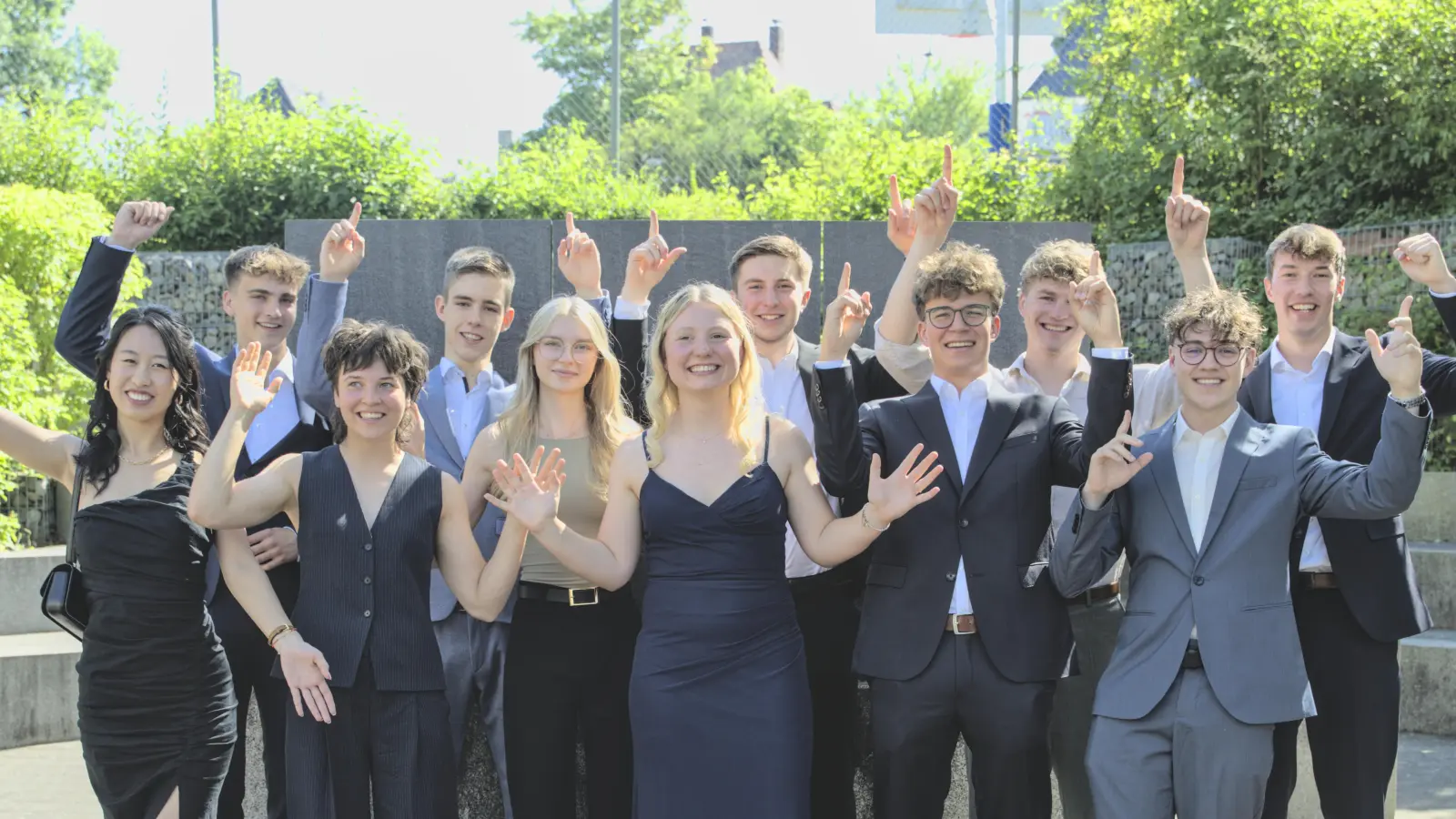 Die Besten des GMG-Abiturjahrgangs 2026 (v.l.n.r.): Lina Wu, Christian Zeitler, Theresa Auer, Noah Fleischmann, Lena Mayer, Marlene Denz, Lennart Kohl, Felix Scharf, Kilian Dotzler, Angelo Stöckl, Philipp Madl; nicht im Bild: Vanessa Lehner, Arian Miftaraj. (Bild: Christoph Traub)