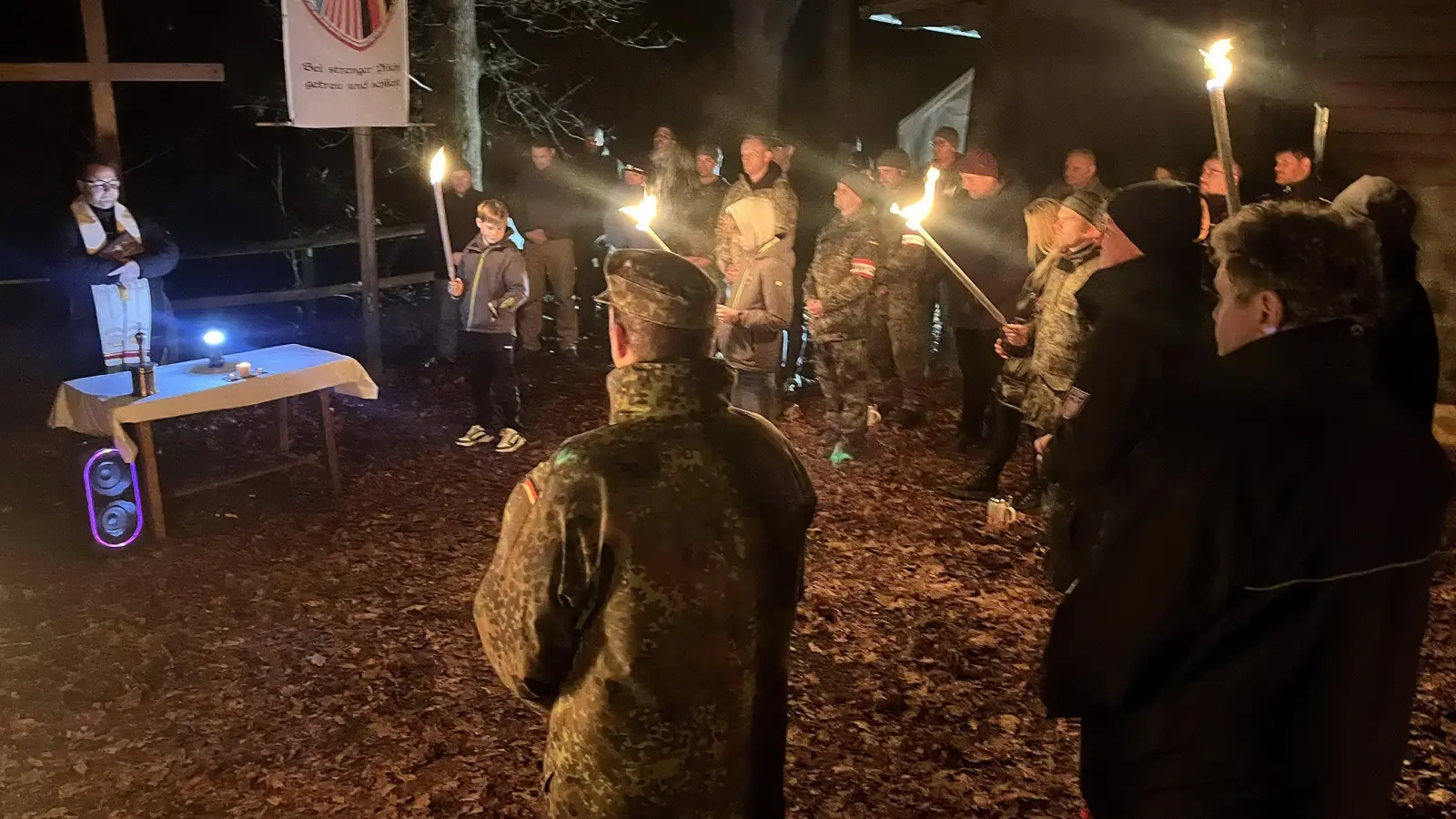 Zu Ehren der Heiligen Barbara kamen die Bundeswehrsoldaten und ihre deutschen und amerikanischen Gäste an der Barbarahütte zusammen. Stadtpfarrer Daniel Fenk gedachte der Schutzheiligen und gestaltete die Andacht.  (Bild: Gerald Morgenstern)