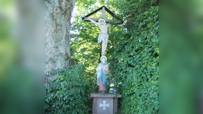 Das sehenswerte, große Flurkreuz am Pittersberger Weberhölzl, das der Gartenbauverein seit rund 40 Jahren alljährlich vor der Jahreshauptversammlung auch für einen Bittgang durch die Flur nützt, wohlwissend um Gottes gute Schöpfung. Und das Flurkreuz schrieb auch Geschichte! (Bild: Michael Götz)