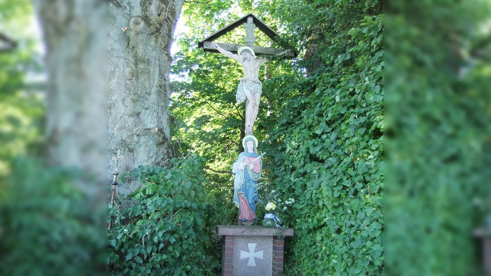 Das sehenswerte, große Flurkreuz am Pittersberger Weberhölzl, das der Gartenbauverein seit rund 40 Jahren alljährlich vor der Jahreshauptversammlung auch für einen Bittgang durch die Flur nützt, wohlwissend um Gottes gute Schöpfung. Und das Flurkreuz schrieb auch Geschichte! (Bild: Michael Götz)