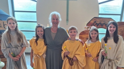 Das junge Kindermusical-Ensemble mit Chorleiterin und Initiatorin Elke Kastner wurden mit tosendem Beifall der Gottesdienstbesucher belohnt.  (Bild: Gabriele Rubenbauer)