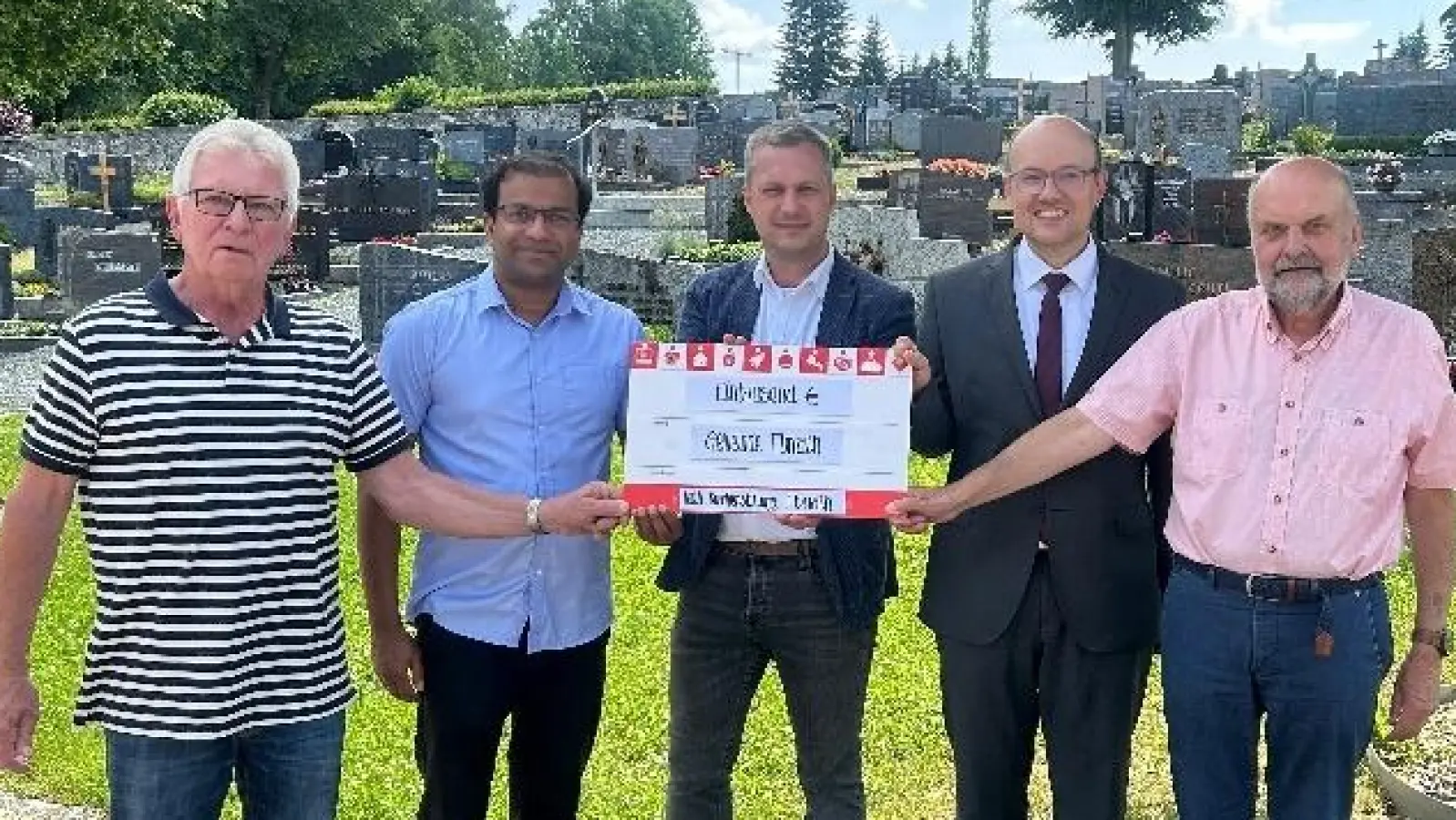 Bild v.re. Rudi Rubenbauer, Kirchenpfleger Stefan Kausler, Bürgermeister Wolfgang Söllner, Pfarrer Pater Anish George, Hubert Becher (Bild: Josef Söllner)