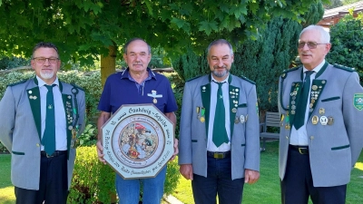 v.l.n.r.: 1. Schützenmeister Manfred Rauscher, Gauauflagekönig Horst Zinn, 2. Schützenmeister Markus Götz, Heinz Ertl (Bild: Karin Ertl)