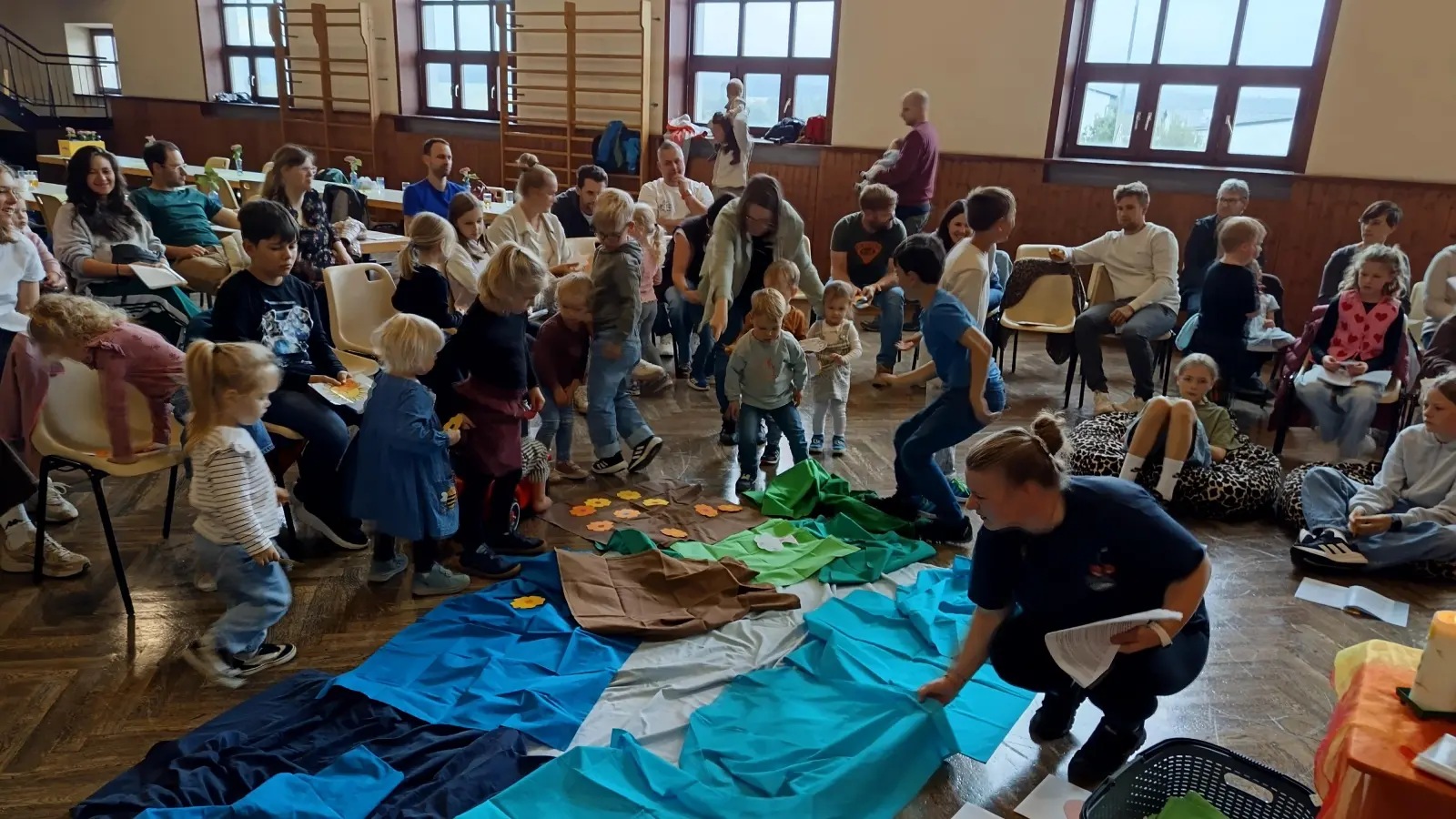 Die Kinder waren begeistert beim Legen des Bodenbildes. (Bild: Monika Mittereder)