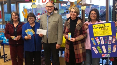 Bürgermeister Richard Kammerer (Mitte) übergab an Bibliotheksleiterin Elisabeth Graßler (2. v. links) 300 Euro Spende aus dem Erlös des Neujahrskonzertes im Beisein von Conny Gurdan (links), die das Konzert musikalisch gestaltet hat und Organisatorin Ulrike Schiller (2. v. rechts). (Bild: Eva Seifried)