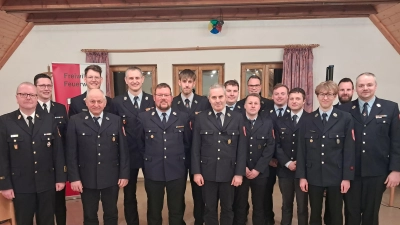 Im Bild (v.l.): KBR Christof Strobl, KBI Armin Daubenmerkl, 2. Bürgermeister Franz Weiß, Schriftführer Michael Weiß, Federführender Kdt. der Gemeinde Freudenberg Peter Meßmann, 2. Vorsitzender Philipp Meier, scheidender Jugendwart Andreas Batek, Vorsitzender Michael Schneider, Fahnenjunker Philipp Schlaffer, Beisitzer Christopher Schwab, 2. Kommandant Dennis Schubert, Gerätewart Johannes Winkler, Kassier Matthias Rehaber, Jugendwart Florian Forster, Beisitzer Julian Göbl, Kommandant Benjamin Weiß.&nbsp;Foto: Tobias Göbl&nbsp;/ FF Lintach (Bild: Michael Weiß)