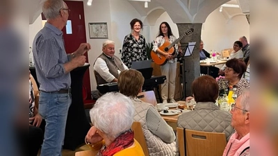 Seniorenbeauftragter Konrad Härtl, Franz Danhauser, Inge Härtl und Monika Kunz (stehend von links). (Bild: Melanie Wenisch)