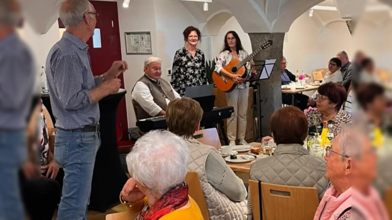 Seniorenbeauftragter Konrad Härtl, Franz Danhauser, Inge Härtl und Monika Kunz (stehend von links). (Bild: Melanie Wenisch)